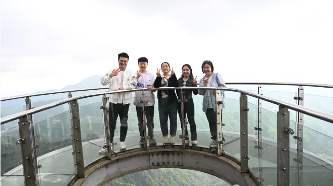 南宫娱乐风管销售中心员工在安徽明堂山景区照片
